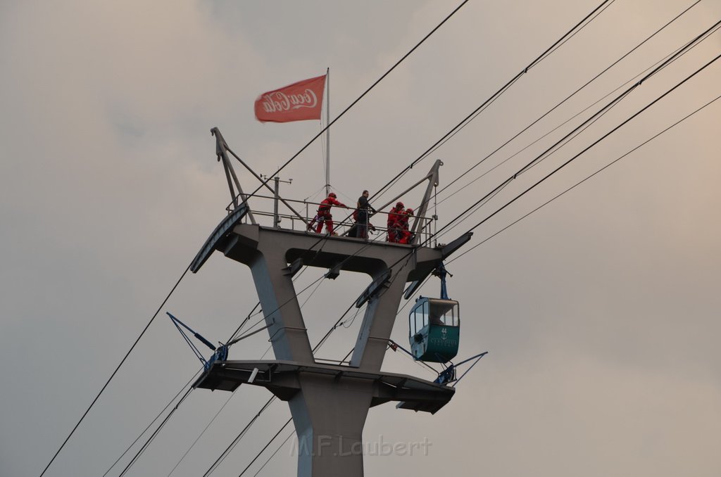 Einsatz BF Hoehenretter Koelner Seilbahn Hoehe Zoobruecke P2104.JPG